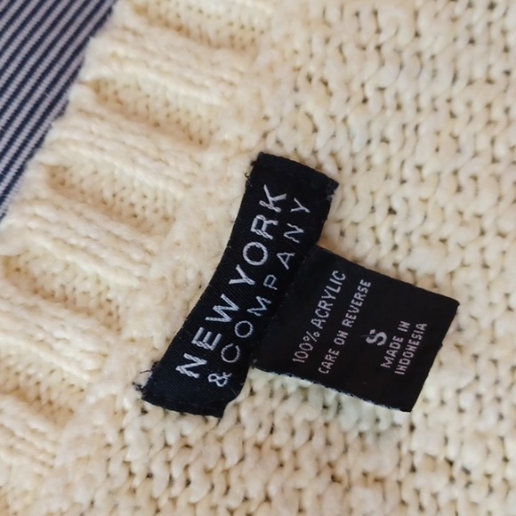 🍭🌺V-Neck Yellow Sweater - Picture 7 of 9